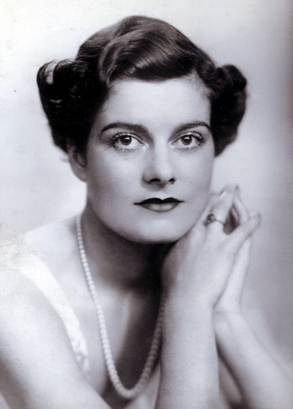 Mary Wesley Alba Editorial